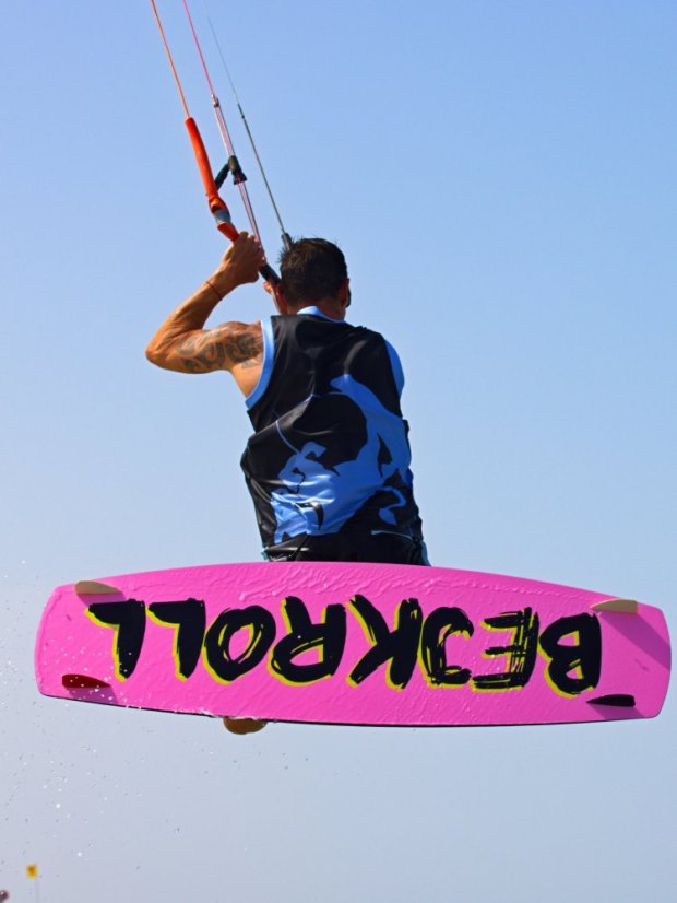 Camiseta de kitesurf BejkRoll negro azul/logotipo excéntrico (con orificio para gancho de trapecio) - con tu propio texto - Color: negro/azul, Talla: S