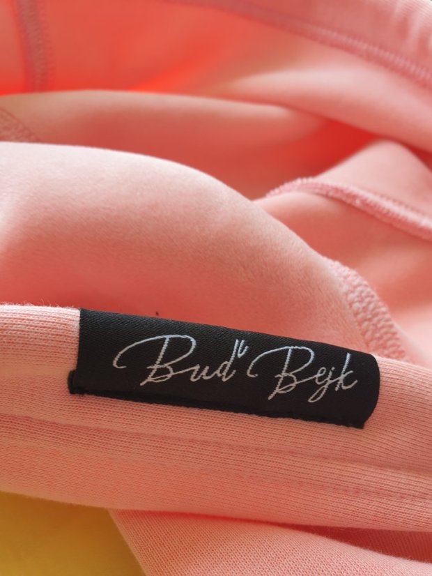 BEJK VELVET - Sametová mikina s kapucí BejkRoll - prodloužená - růžová - detail sametový materiál a nášivka Buď Bejk - kapuce