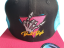 Snap Trucker Negro/Rosa - Logo triangular