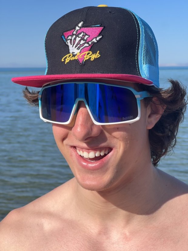 Snap Trucker Negro/Rosa - Logo triangular