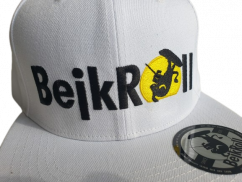 SnapWhite kšiltovka BejkRoll - Rovné logo - předek detail vyšívané logo