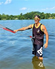 Sports functional kiteboarding Tank Top BejkRoll black yellow - in water with bar