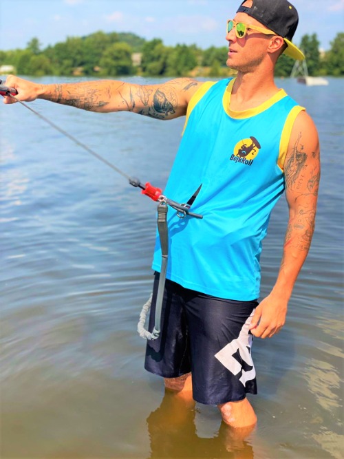 Sportovní funkční dres pro kiteboarding BejkRoll tyrkysovo žlutý - ve vodě s barem