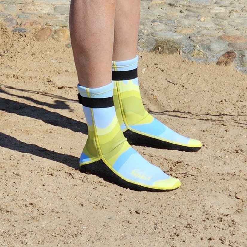 BejkRoll - neoprene socks - yellow blue - on the beach1