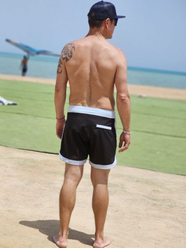 Board Shorts BejkRoll - OUTLINE 3/4 - light blue black - unisex - boy on the beach - back