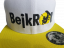 SnapWhite-Yellow kšiltovka BejkRoll - Rovné logo - předek detail vyšívané logo