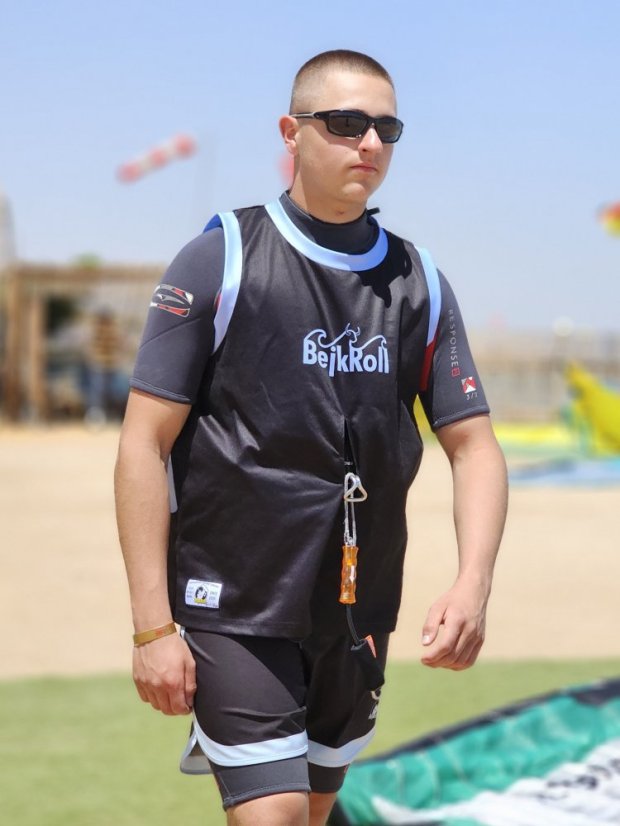 Camiseta de kitesurf BejkRoll negro azul/logotipo excéntrico (con orificio para gancho de trapecio) - Color: negro/azul, Talla: S