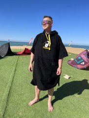 Surf Poncho BejkRoll MASTER black on the kite beach - size L Surf Poncho BejkRoll MASTER black on the kite beach - size L