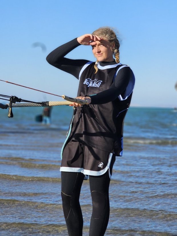 Camiseta de kitesurf BejkRoll negro azul/logotipo excéntrico (con orificio para gancho de trapecio) - con tu propio texto - Color: negro/azul, Talla: S