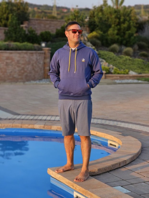BEJK VELVET - Velvet sweatshirt with hood BejkRoll - blue - boy standing by the pool hands in pocket - size L