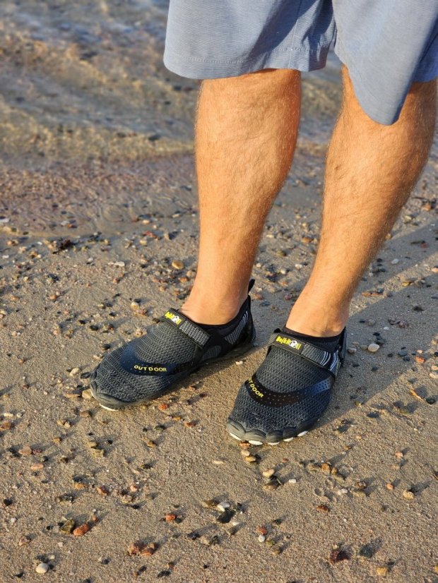 Water shoes BejkRoll - quick drying - black - on feet