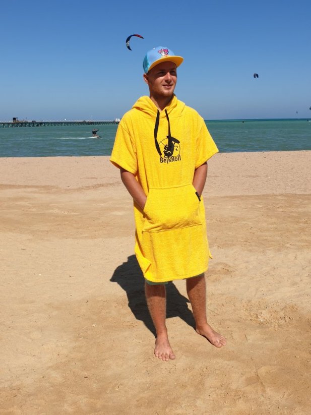 Surf Pončo BejkRoll MASTER žluté na pláži kite - vel M