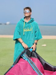 Surf Pončo BejkRoll WAVE MASTER - tyrkysová - kluk na pláži nafukuje kite - předek