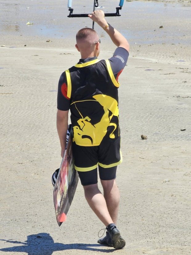 Camiseta de kitesurf BejkRoll negro amarillo/logotipo excéntrico (con orificio para gancho de trapecio)