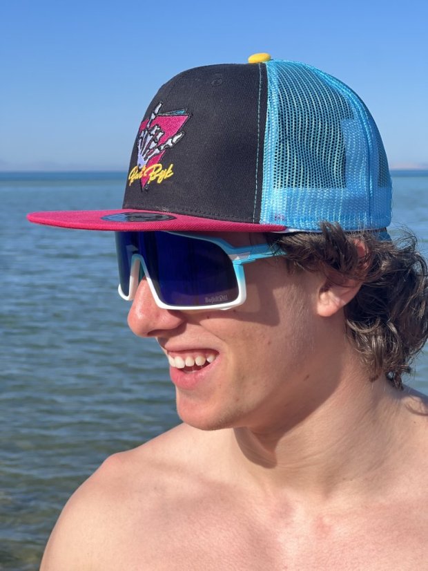 Snap Trucker Negro/Rosa - Logo triangular