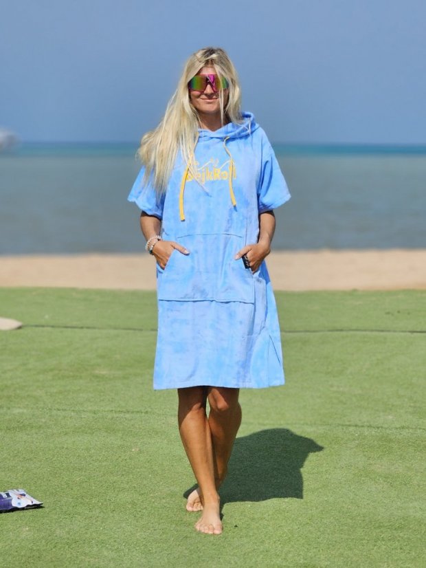 Surf Pončo BejkRoll WAVE MASTER - nebeská modrá - dívka na pláži - předek