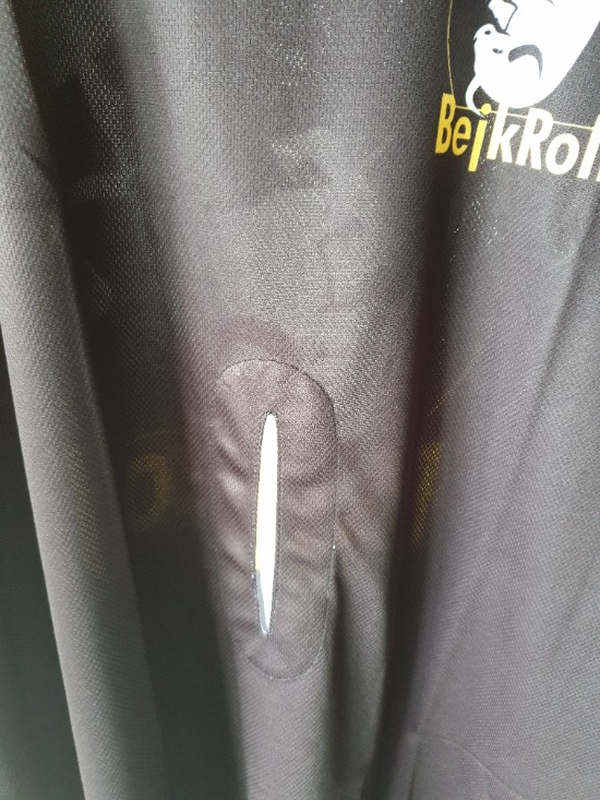 Sportovní funkční dres pro kiteboarding BejkRoll černo žlutý - otvor detail