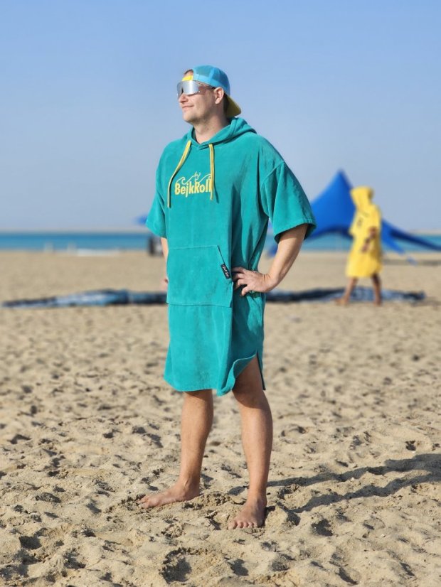 Surf Pončo BejkRoll WAVE MASTER - tyrkysová - kluk na pláži dívá se na moře - předek