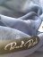 BEJK VELVET - Sametová mikina s kapucí BejkRoll - raglan modrá - detail sametový materiál a nášivka Buď Bejk - kapuce