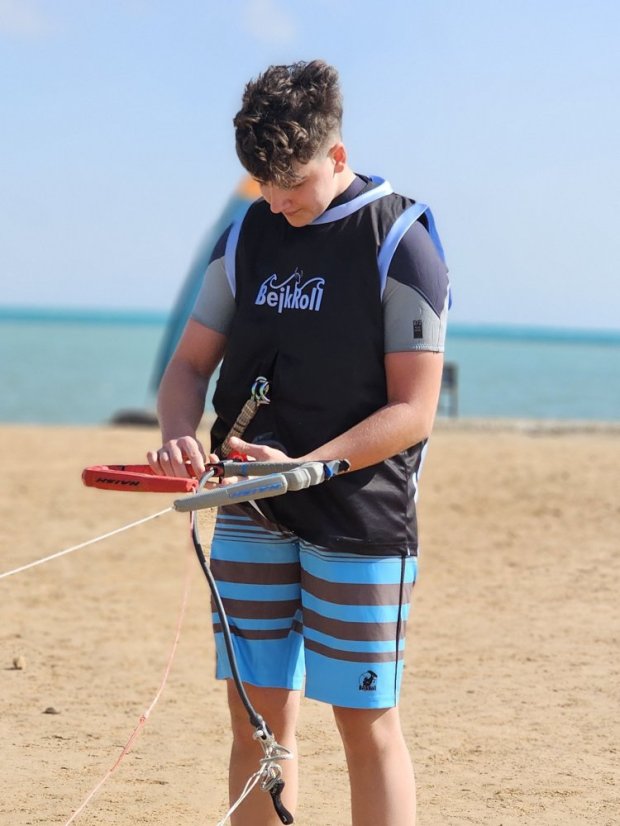 Camiseta de kitesurf BejkRoll negro azul/logotipo excéntrico (con orificio para gancho de trapecio) - con tu propio texto - Color: negro/azul, Talla: S