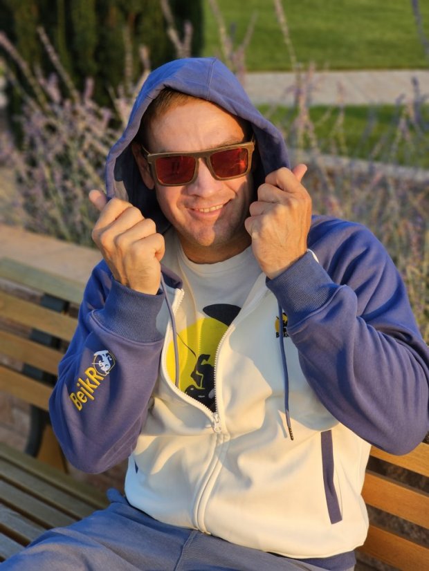 BEJK VELVET – Samt-Sweatshirt mit Kapuze mit Reißverschluss – Raglan - Farbe: blau/weiß, Größe: S