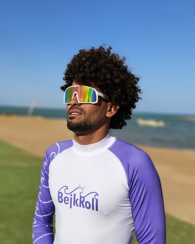 Brýle BejkRoll Champion REVO + EVA Box - bílé/černé - růžové/žluté zrcadlo - kluk ve fialovém lycra tričku