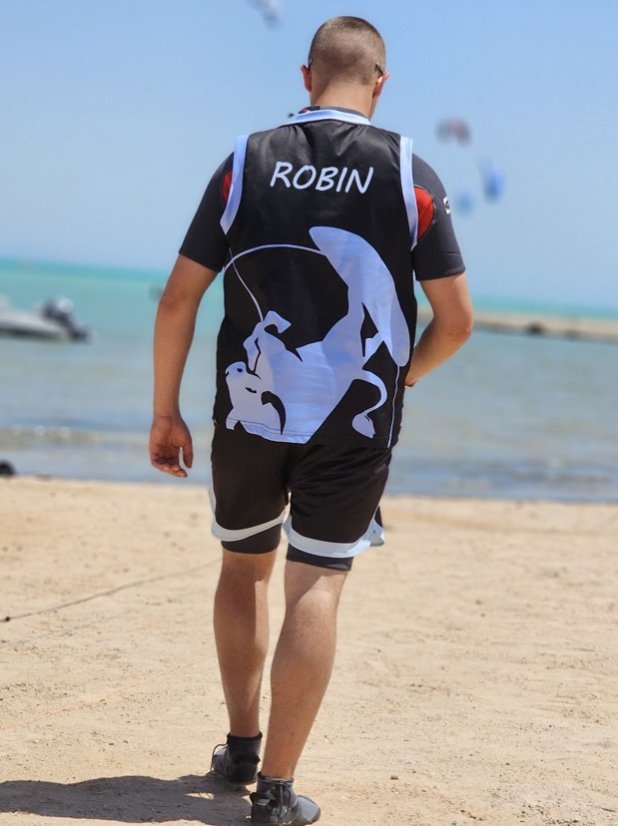 Camiseta de kitesurf BejkRoll negro azul/logotipo excéntrico (con orificio para gancho de trapecio) - con tu propio texto - Color: negro/azul, Talla: S