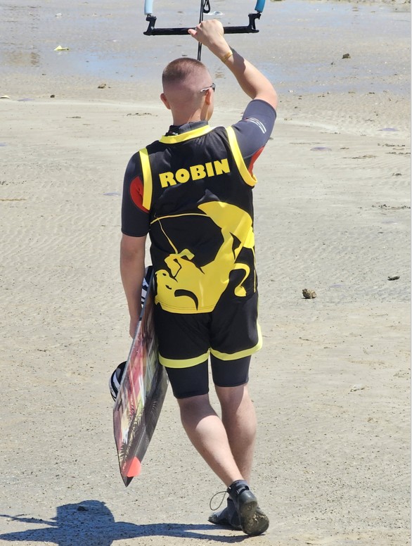Camiseta de kitesurf BejkRoll negro amarillo/logotipo excéntrico (con orificio para gancho de trapecio) - con su propio texto - Color: negro/amarillo, Talla: S