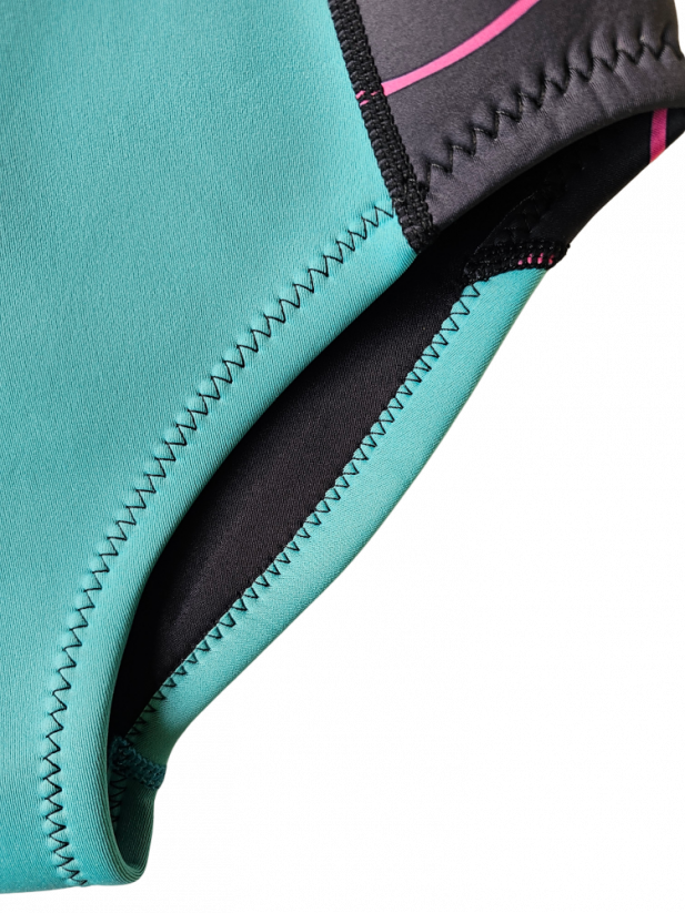Dámský neopren BejkRoll Blue Wave - detail - založení materiálu nohavic pro dostatečnou flexibilu