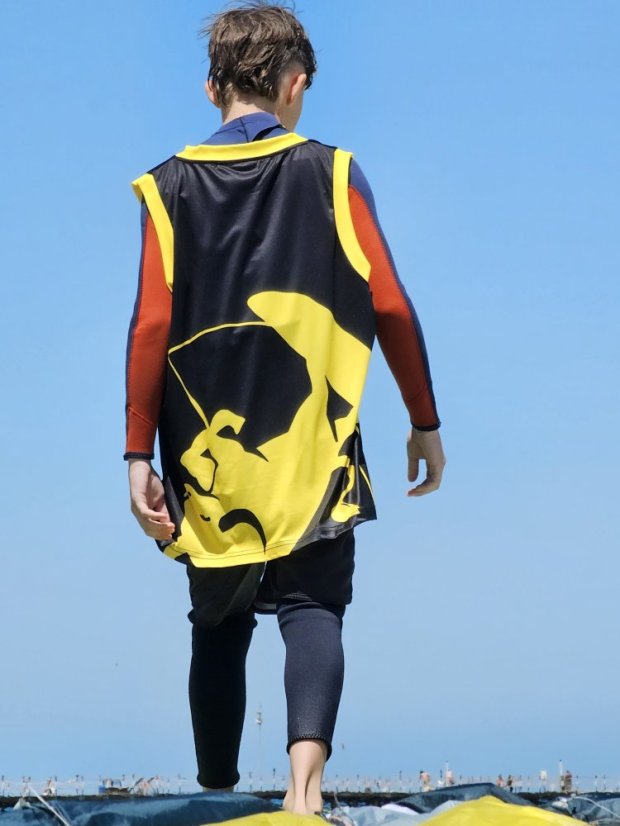 Camiseta de kitesurf BejkRoll negro amarillo/logotipo excéntrico (con orificio para gancho de trapecio)