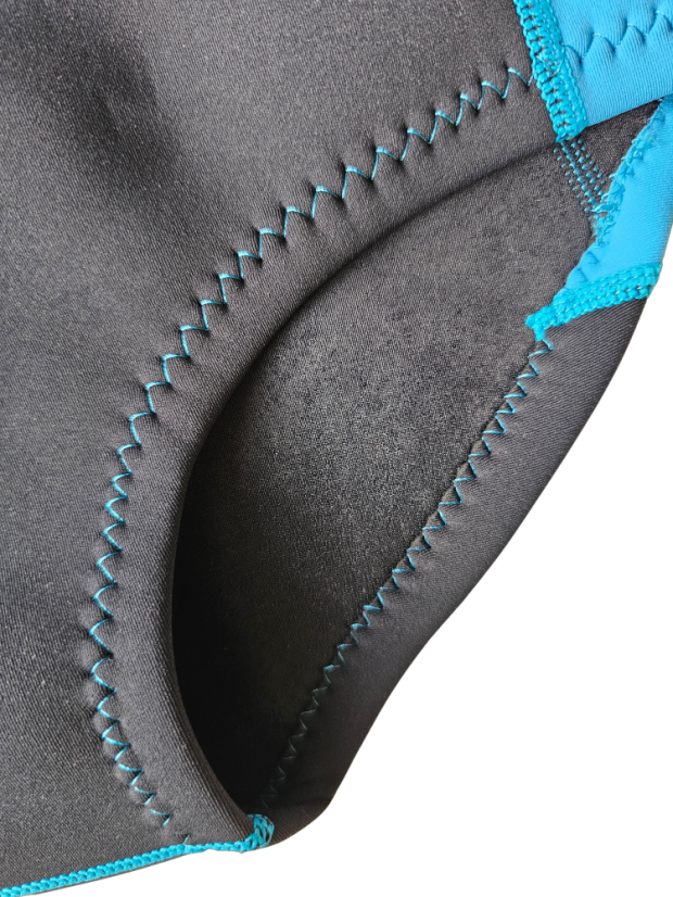 Ladies wetsuit BejkRoll Blue Lagoon - detail - folded material on the legs for sufficient flexibility