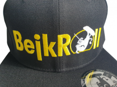 SNAP BLACK – Proste logo (Yupoong SnapBack)