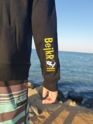 BEJK VELVET - Sametová mikina s kapucí BejkRoll - černá - detail vyšívané logo rukáv