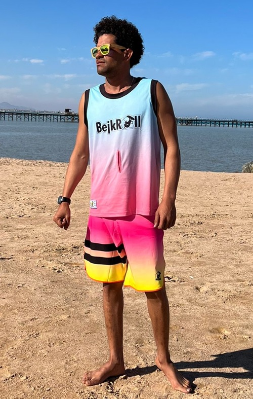 Sportovní funkční dres pro kiteboarding BejkRoll růžovo modrý - personalizovaný - předek na pláži