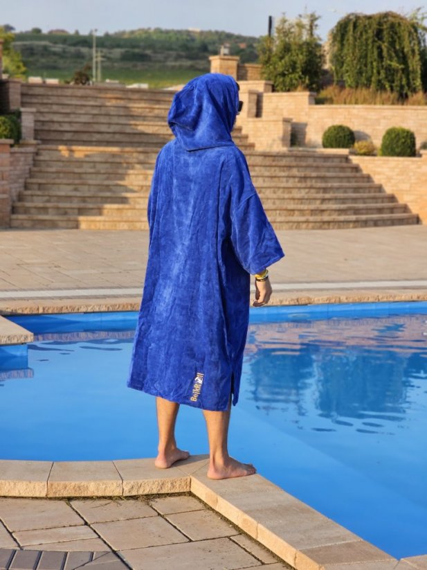 Surf Pončo BejkRoll WAVE MASTER - královská modrá - muž u bazénu zadek - vel XL