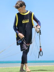 Sportovní funkční dres pro kiteboarding BejkRoll žluto černý excenter - kluk připtravuje kite - předek