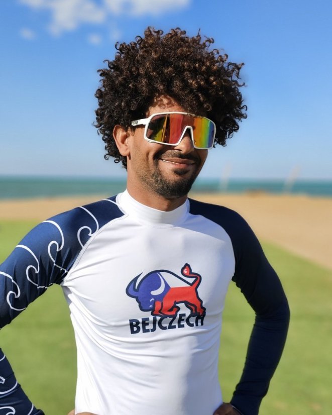 Brýle BejkRoll Champion REVO + EVA Box - bílé/černé - růžové/žluté zrcadlo - kluk na kite pláži