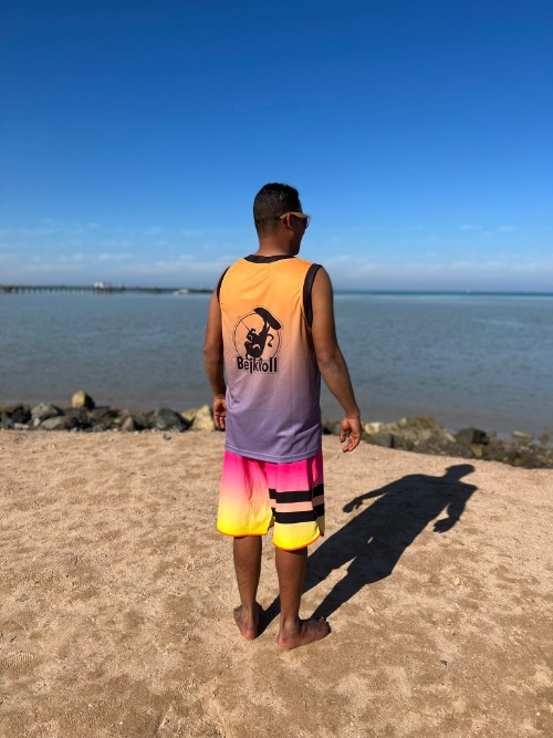 Sportovní funkční dres pro BejkRoll oranžovo fialový - zadek na pláži