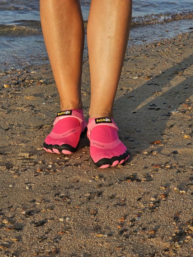 Water shoes BejkRoll - quick drying - pink - on feet