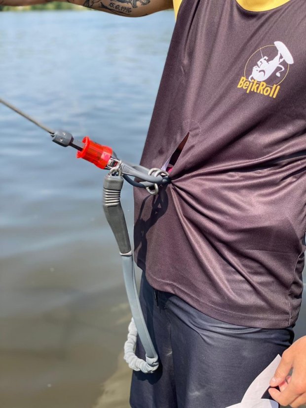 Sportovní funkční dres pro kiteboarding BejkRoll černo žlutý - ve vodě s barem detail