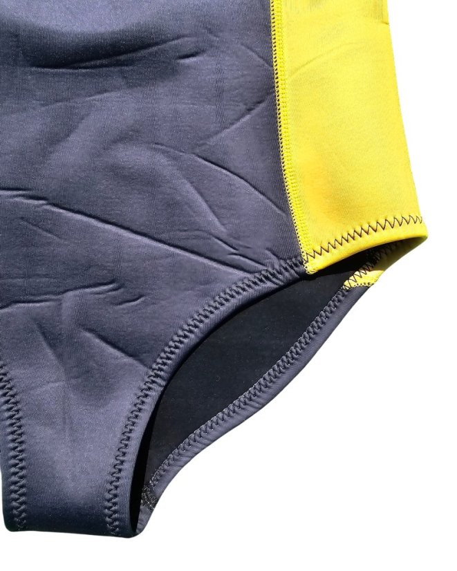 Dámský neopren BejkRoll Night Sky - detail - založení materiálu nohavic pro dostatečnou flexibilu