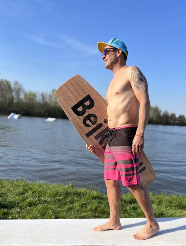 Šorty BejkRoll - malinová barva - unisex - kluk s wakeboardem v ruce - vel 34