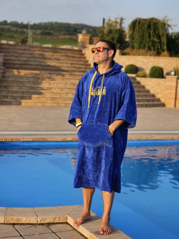 Surf Poncho BejkRoll WAVE MASTER - royal blue - man standing by the pool - size XL