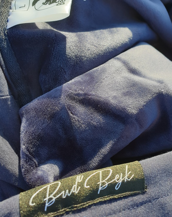 BEJK VELVET - Sametová mikina s kapucí BejkRoll - námořní modrá - detail sametový materiál a nášivka Buď Bejk - kapuce