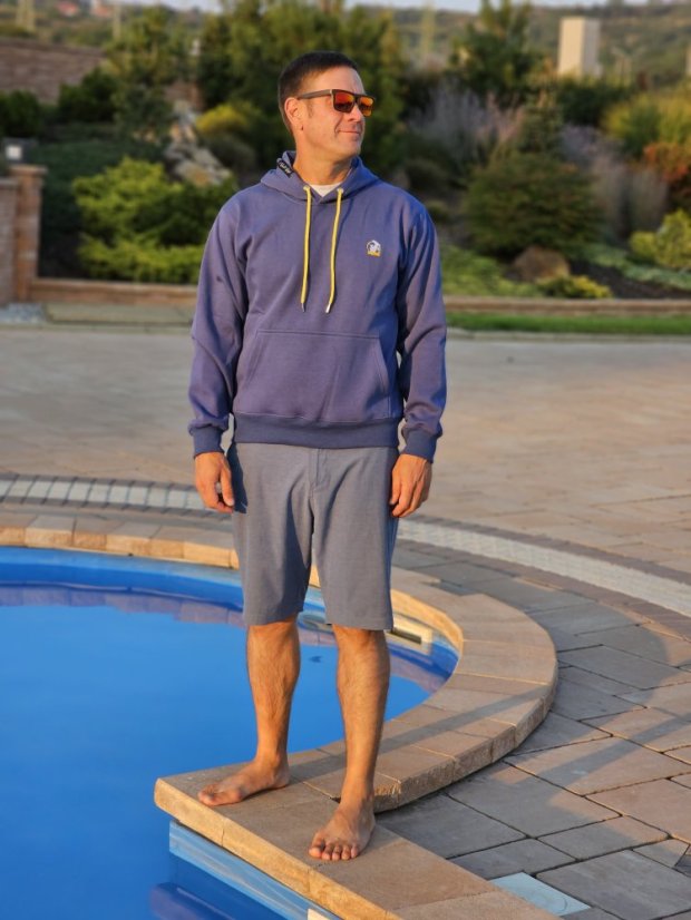 BEJK VELVET - Velvet sweatshirt with hood BejkRoll - blue - boy standing by the pool - size L
