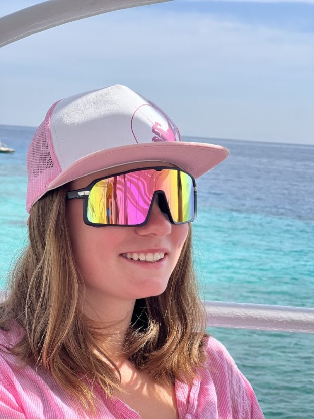 Brýle BejkRoll Champion REVO + EVA Box - černé/červené - fialové/zelené zrcadlo - dívka s čepicí SNAP TRUCKER
