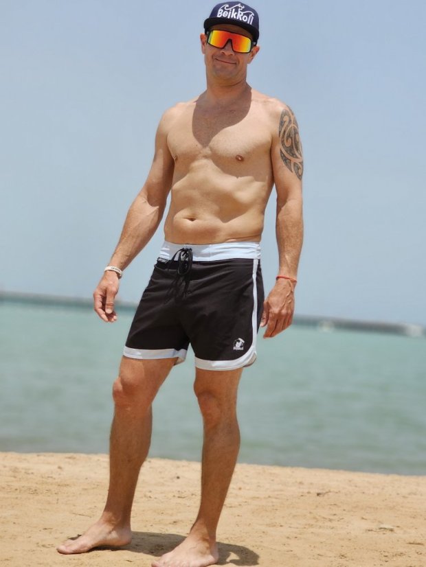 Board Shorts BejkRoll - OUTLINE 3/4 - light blue black - unisex - boy on the beach - front