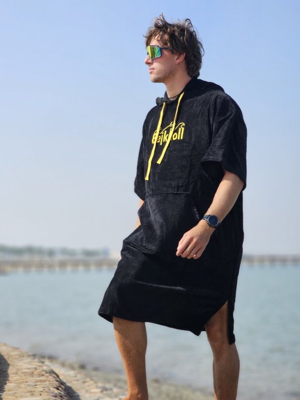 Surf Poncho BejkRoll WAVE MASTER - black - boy on the steps by the water - front