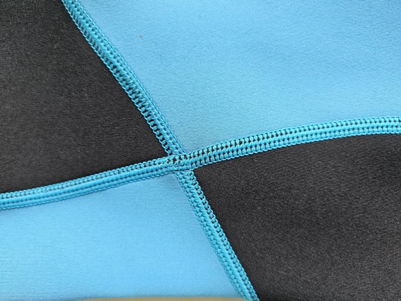 Ladies wetsuit BejkRoll Blue Lagoon - detail - precise stitching of neoprene panels with the Flatlock 900D systém
