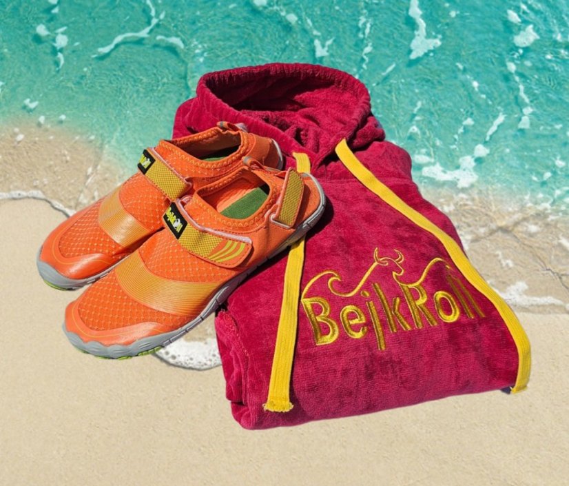 Surf Pončo BejkRoll melounová červená a boty do vody - oranžové